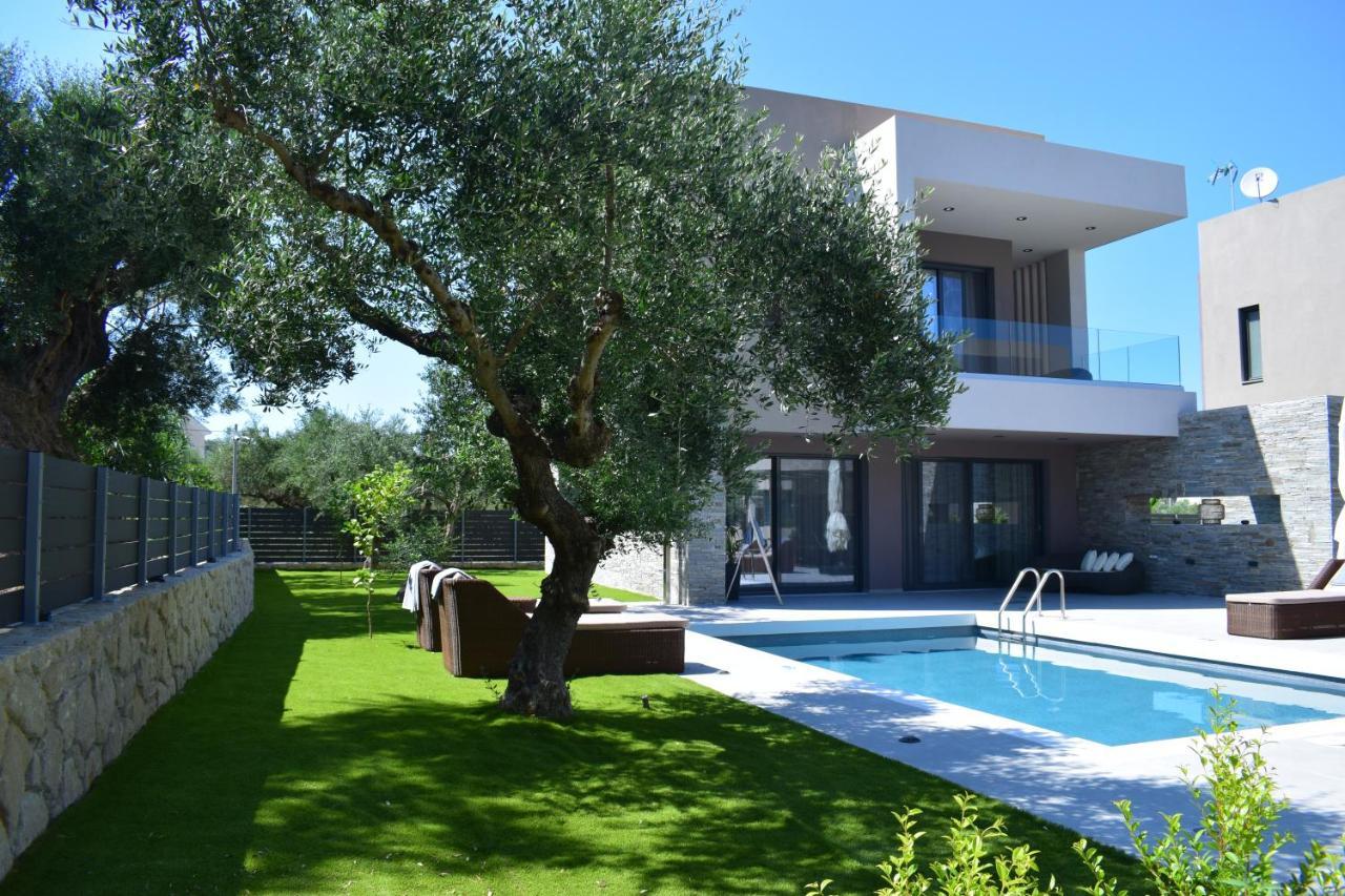 Villa Aguacate Meliti With Heated Private Swimming Pool *